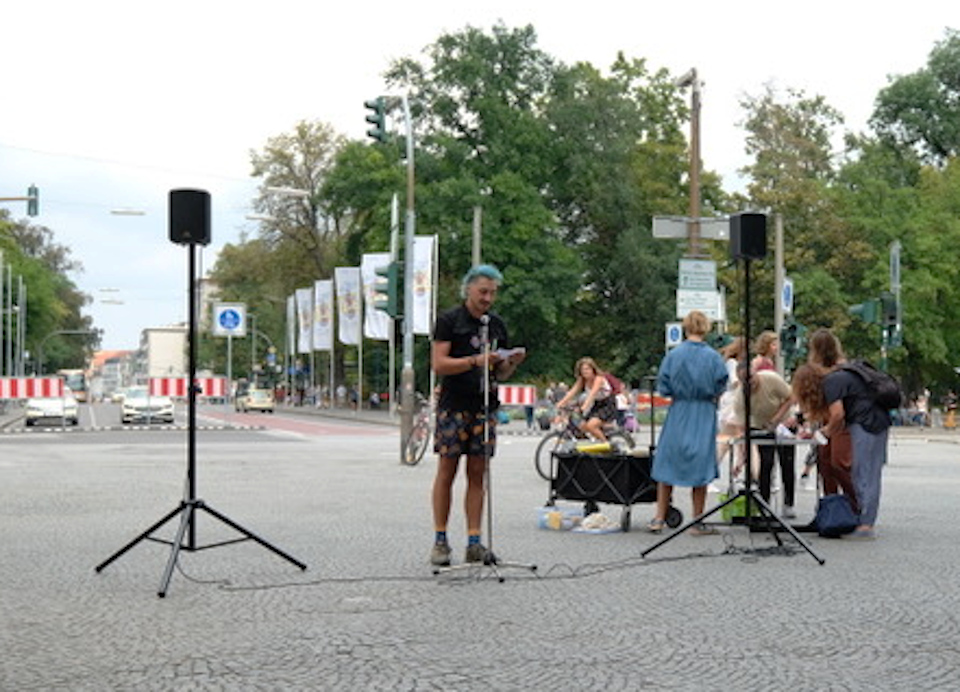 Ein gelungenes Experiment! Mobilität ist kein Luxus! Geld ist genug da! 2 Peter Sindl trägt eine Rede zum Erhalt des 9-Euro-Tickets vor dem Regensburger Bahnhof vor