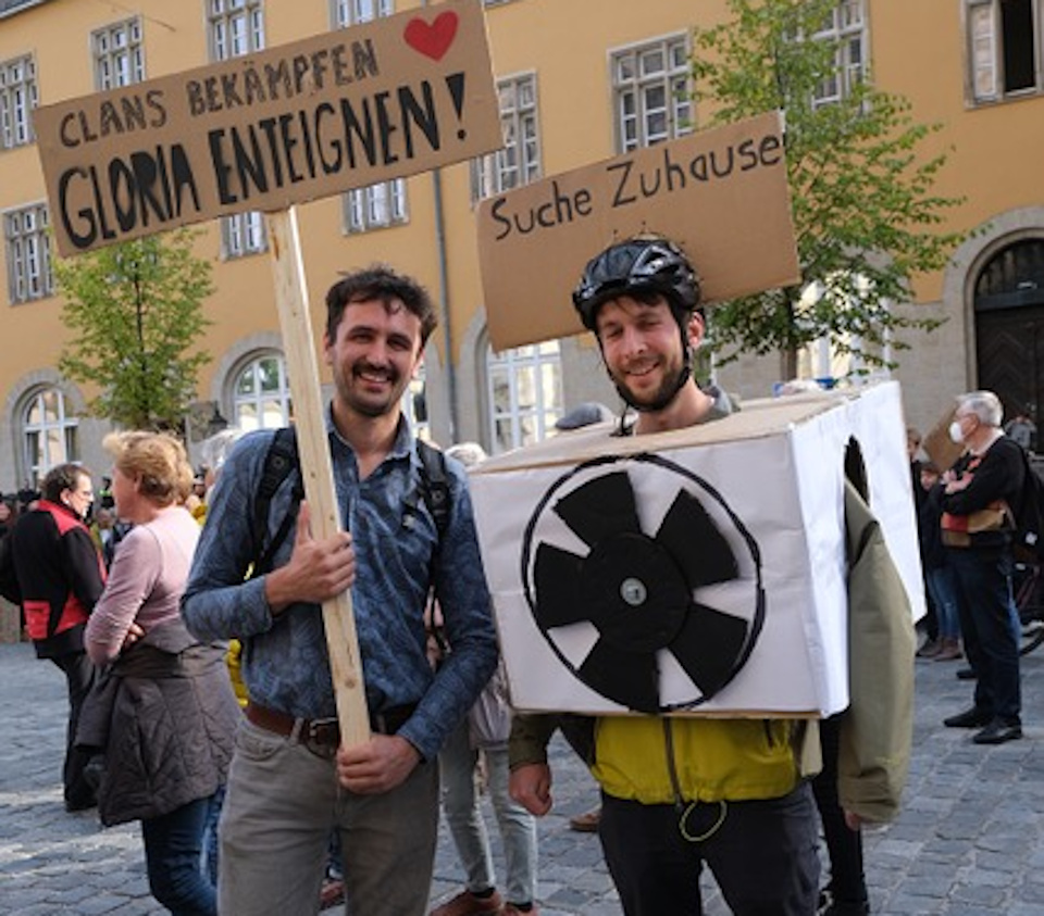 Über tausend Menschen streiken in Regensburg für effektiven Klimaschutz 3 Zwei einzelne Demonstranten mit ihren Forderungen