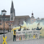 Banneraktion für Lützerat auf der Steinernen Brücke Regensburg von FFF und End Fossil