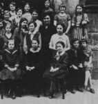Elly Maldaque im Kreis ihrer Schülerinnen vor dem Eingang der Von-der-Tann-Volksschule