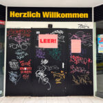 Aktionsgruppe markiert Leerstände in Regensburger Innenstadt 37 Aktionsgruppe markiert Leerstaende in Regensburger Innenstadt 1