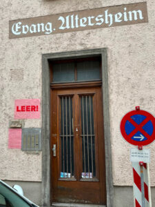 Aktionsgruppe markiert Leerstaende in Regensburger Innenstadt 2