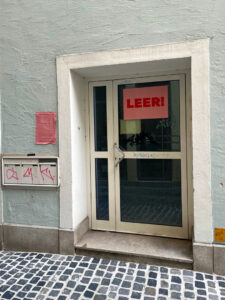Aktionsgruppe markiert Leerstaende in Regensburger Innenstadt 3