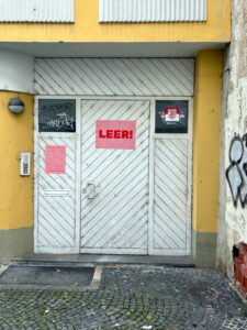 Aktionsgruppe markiert Leerstaende in Regensburger Innenstadt 4