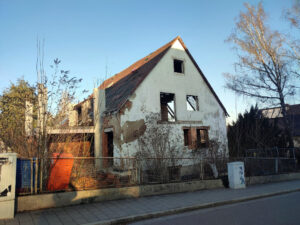 Foto eines sehr baufälligen Hauses